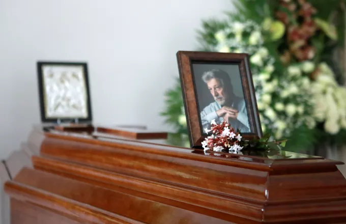 Γιάννης Φέρτης: Συγκίνηση στην κηδεία του | ΣΚΑΪ