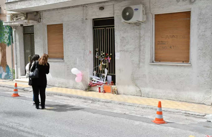 Συγκινητικές εικόνες: Αφήνουν λουλούδια και παιχνίδια για τα 3 νεκρά κοριτσάκια έξω από το σπίτι της Πισπιρίγκου
