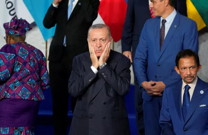 Τουρκία: Κατακρημνίζεται η λίρα με βουτιά 15%	- Τον χαβά του ο Ερντογάν