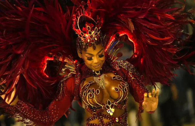 Το καρναβάλι του Ρίο επέστρεψε δυναμικά - Εντυπωσιακές εικόνες και βίντεο