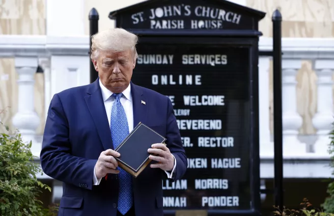 Αμερικανός ΑΓΕΕΘΑ για την φωτο με την Βίβλο: Μετανιώνω που στάθηκα δίπλα στον Τραμπ