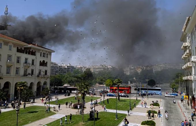 Θεσσαλονίκη: Δύο διασωληνωμένοι από τη φωτιά, 9 στο νοσοκομείο, μεταξύ αυτών δύο παιδιά - φωτό-βίντεο