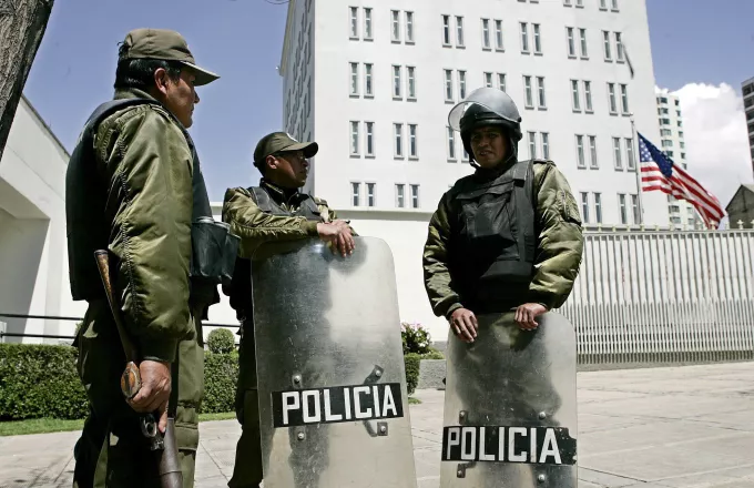 Διώχνουν τον πρεσβευτή της Βολιβίας