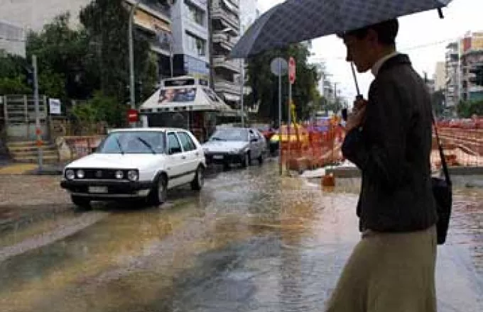 Προβλήματα σε αρκετούς δρόμους στην Αττική λόγω της βροχόπτωσης 