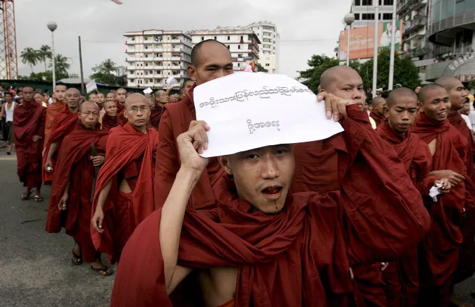 Μαζικές διαδηλώσεις στη Βιρμανία