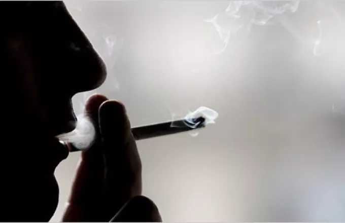 Επιβλήθηκε το πρώτο πρόστιμο σε καπνιστή στη Ρόδο από τηλεφώνημα θαμώνα