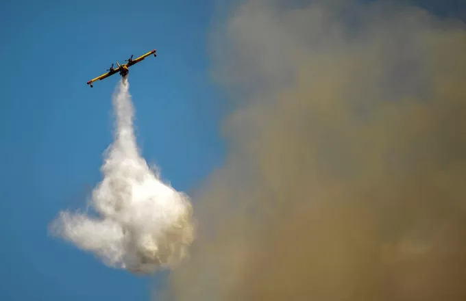 Εύβοια: Γιατί τα πυροσβεστικά αεροπλάνα επιχειρούσαν μόνο στην Ιστιαία
