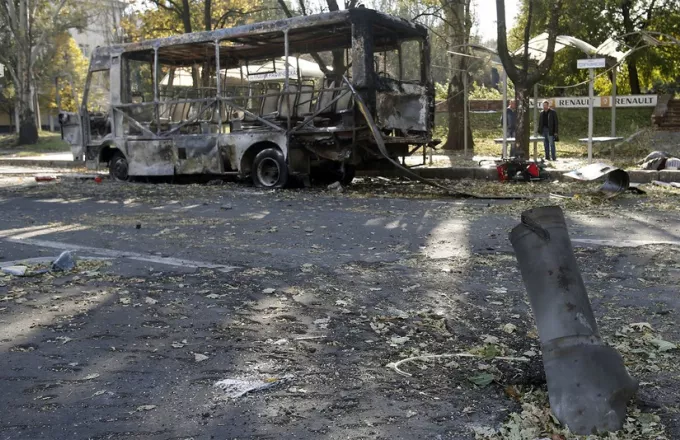 Λουτρό αίματος από βομβαρδισμό στάσης λεωφορείων στο Ντονέτσκ