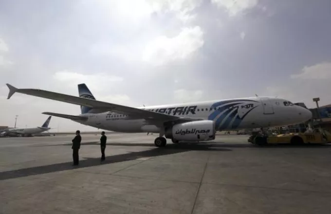 Αεροσκάφος της EgyptAir που εξέπεμψε σήμα κινδύνου επέστρεψε με ασφάλεια στο αεροδρόμιο του Καΐρου