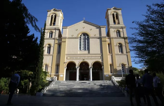 Θεσσαλονίκη: Διέρρηξαν εκκλησία με αυτοκίνητο και έκλεψαν το χρηματοκιβώτιο