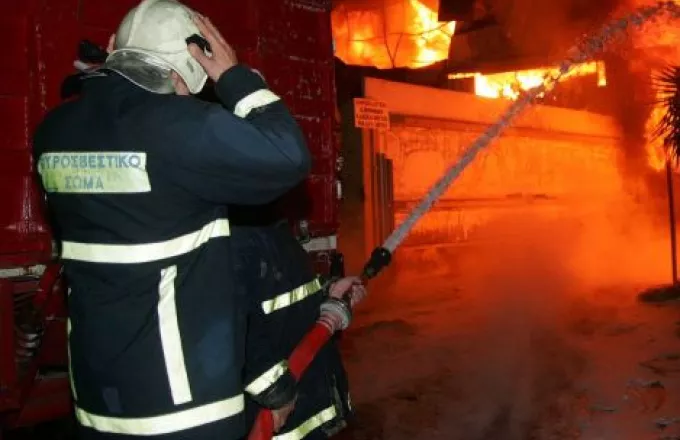 Δυο φωτιές, σε Μοναστηράκι και Συγγρού, ξέσπασαν το βράδυ στην Αθήνα
