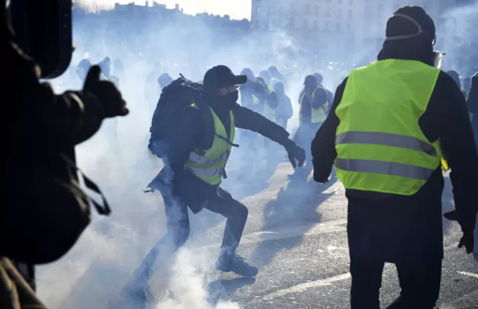 Γαλλία: Επεισόδια και δακρυγόνα στις διαδηλώσεις των «κίτρινων γιλέκων» VID