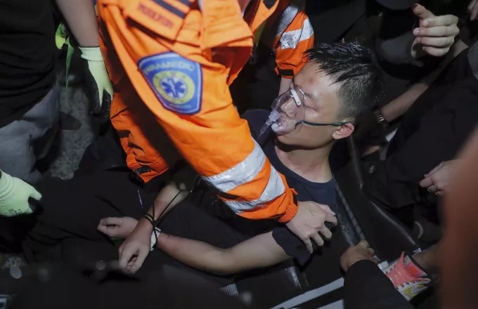 Συμπλοκές διαδηλωτών με αστυνομικούς στο αεροδρόμιο του Χονγκ Κονγκ