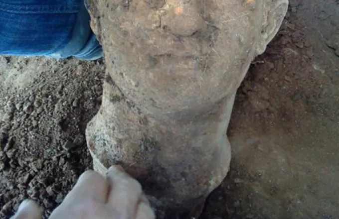 Αριδαία: Αγρότης εντόπισε μαρμάρινη κεφαλή αγάλματος