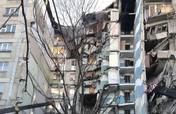 Τέσσερις νεκροί, δεκάδες αγνοούμενοι λόγω έκρηξης σε πολυκατοικία στη Ρωσία