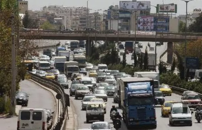 Σύγκρουση δύο φορτηγών στη λεωφόρο Αθηνών - Μεγάλο μποτιλιάρισμα