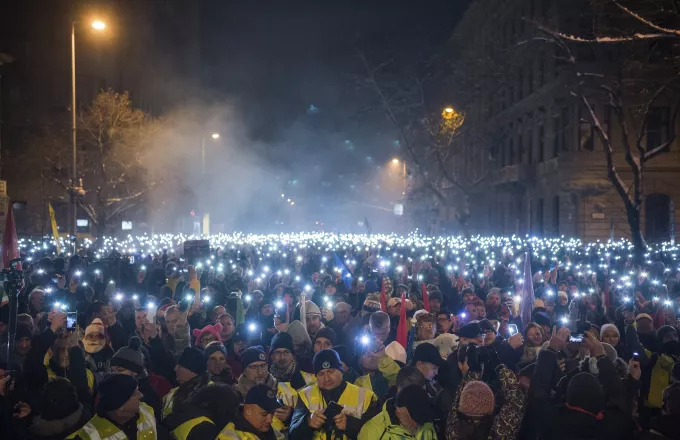 Ουγγαρία: Τρίτη νύχτα διαδηλώσεων κατά του νόμου για τα εργασιακά