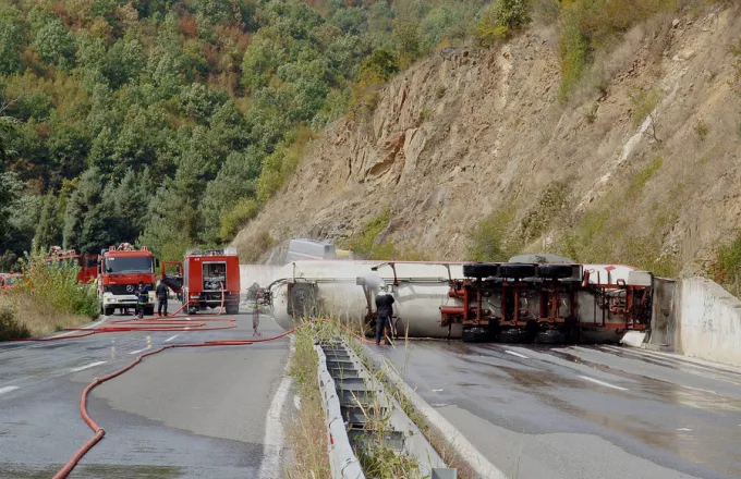 Δύο νεκροί έπειτα από σύγκρουση φορτηγού με βυτιοφόρο στην Κορωπίου