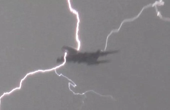 Χανιά: Κεραυνός χτύπησε αεροσκάφος – «Νομίζαμε ότι πήρε φωτιά το αεροπλάνο»