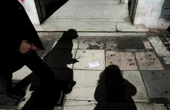 Επίθεση Ρουβίκωνα με μπογιές στο δημαρχείο Βύρωνα
