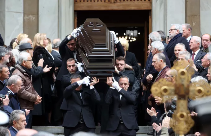 Πλήθος προσώπων από τον πολιτικό κόσμο αποχαιρέτησαν τον Δημήτρη Σιούφα