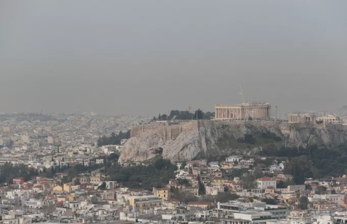 Τοπίο στην ομίχλη η Αθήνα από την αφρικανική σκόνη