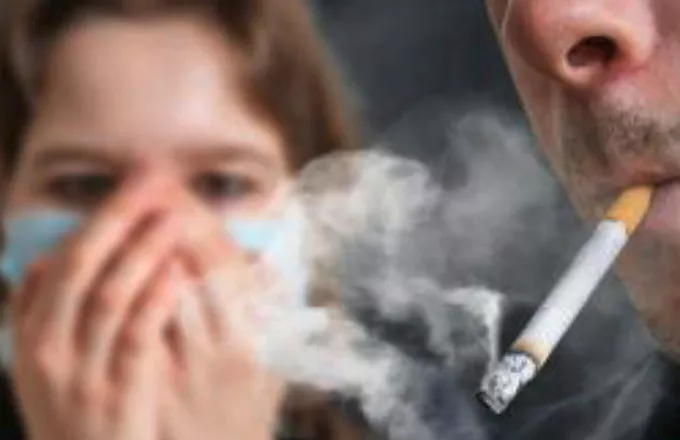 Ολο και λιγότερο καπνίζουν οι Αγγλοι: 1,5 δισ. τσιγάρα λιγότερα από το 2011