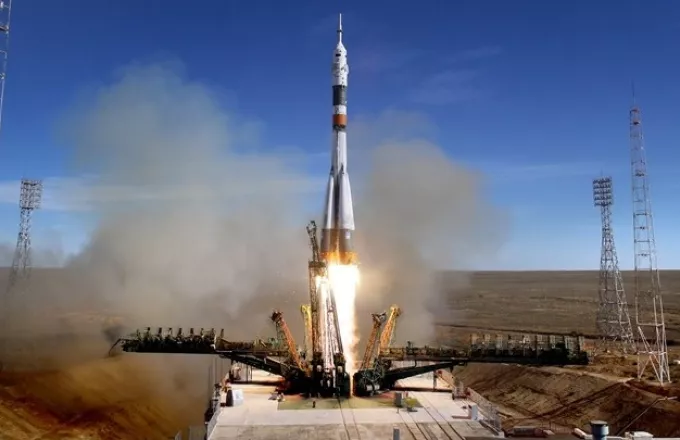 Πύραυλος Σογιούζ που μεταφέρει 2 Ρώσους και 1 Αμερικανό αστροναύτη στον ISS