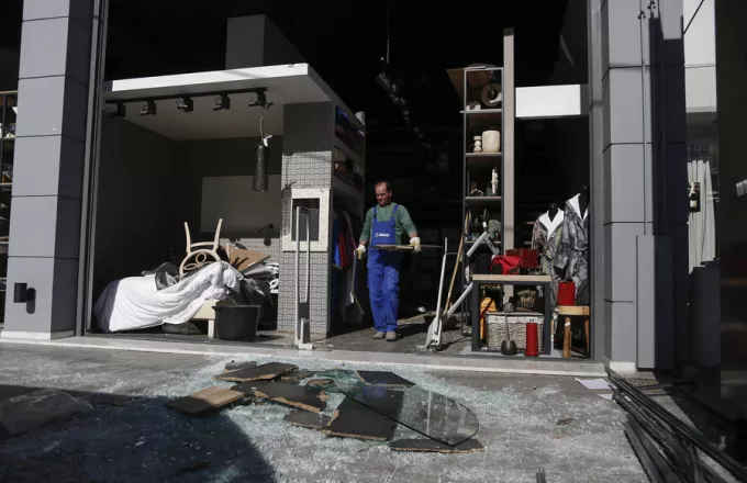 Διάρρηξη σε κατάστημα στο Περιστέρι - Οι δράστες έβαλαν φωτιά πριν φύγουν