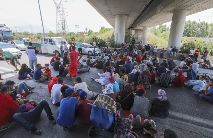 Προβλήματα στην Ε.Ο. Αθηνών - Λαμίας λόγω διαμαρτυρίας μεταναστών 