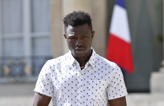 Tη γαλλική υπηκοότητα θα λάβει ο μετανάστης που έσωσε τον 4χρονο στο Παρίσι