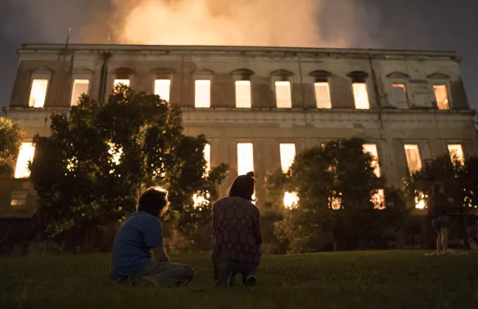 Φωτογραφίες και βίντεο από το φλεγόμενο Εθνικό Μουσείο στο Ρίο ντε Τζανέιρο