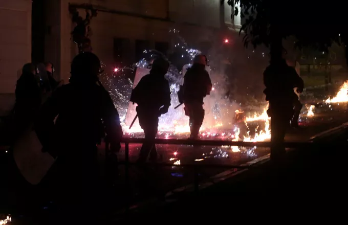Επεισόδια κοντά στο σπίτι του Φλαμπουράρη, έκαψαν ελληνική σημαία