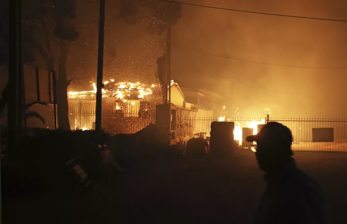 Αξιωματικός: Η Πυροσβεστική κινητοποιήθηκε γρήγορα αλλά η φωτιά ήταν δυνατή