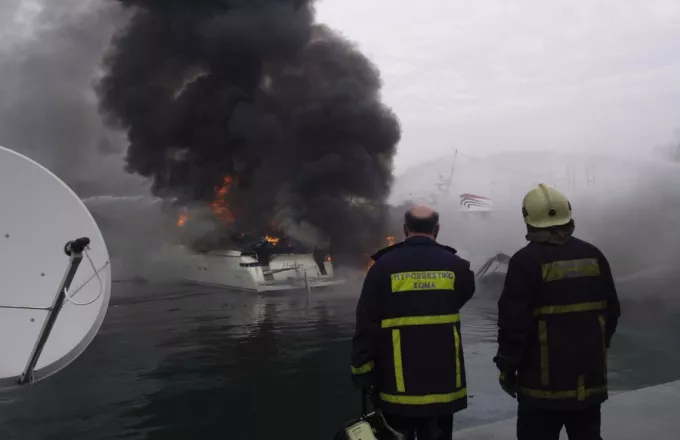 Φωτιά σε σκάφος στο Πέραμα. Κατασβέστηκε από την πυροσβεστική