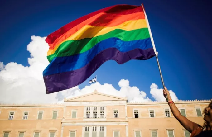 Διαμαρτυρία κατά του Πούτιν στο Σύνταγμα για τις διακρίσεις εις βάρος των  γκέι | ΣΚΑΪ