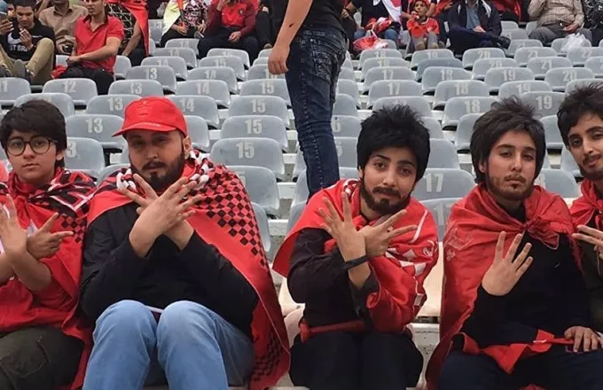 Κάλυψη και παραλλαγή: Ιρανές ντύθηκαν άνδρες για να δουν ματς (βίντεο)