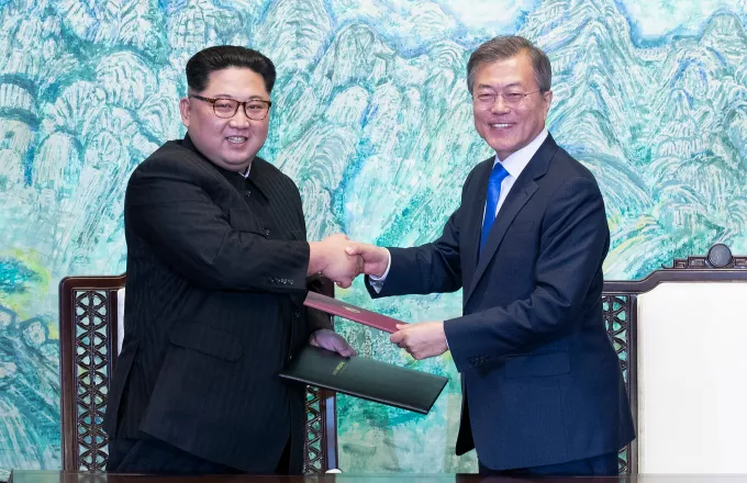 Η Β. Κορέα ακυρώνει επαφές με την Νότια και απειλεί τη σύνοδο με Τραμπ