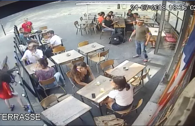 Παρίσι: Άνδρας παρενοχλεί νεαρή και στη συνέχεια τη χαστουκίζει (video)