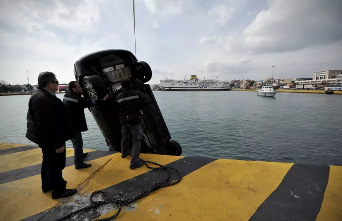 Νεκρός ηλικιωμένος άνδρας που έπεσε με το αυτοκινητό του στο λιμάνι του Πειραιά