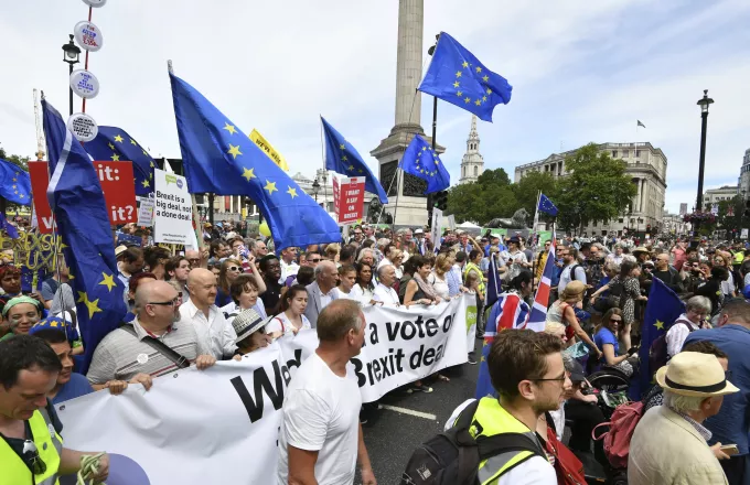 Εκατό χιλιάδες άνθρωποι ζήτησαν δημοψήφισμα για τους όρους του Brexit