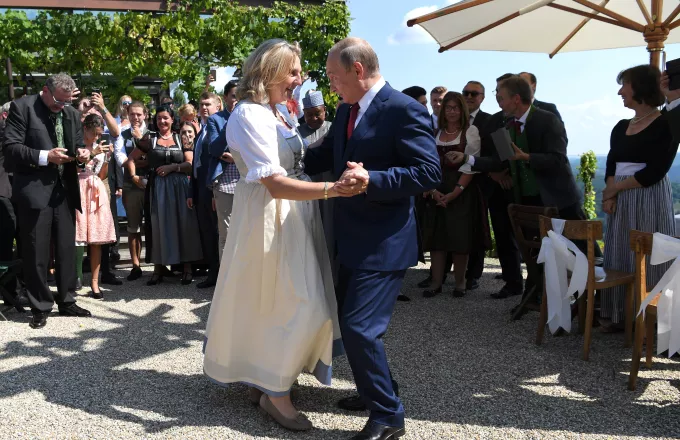 Ο Πούτιν χορεύει με την ΥΠΕΞ της Αυστρίας υπό τους ήχους των Κοζάκων