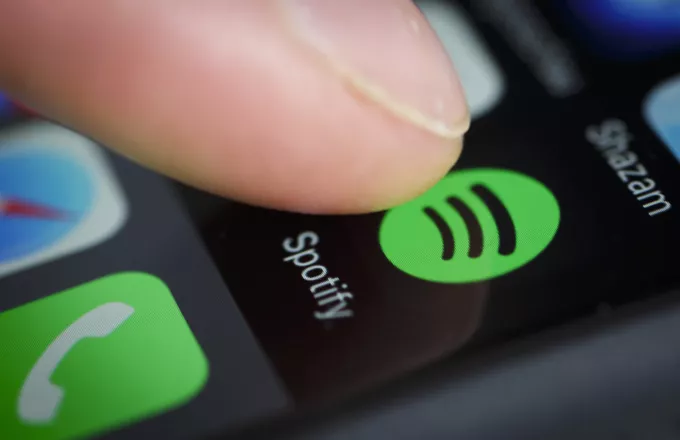 Μετά το μποϊκοτάζ του Νιλ Γιανγκ, το Spotify βάζει προειδοποιήσεις σε podcast που έχει αναφορές για COVID