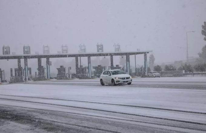 Διακοπή της κυκλοφορίας σε τμήματα της λεωφόρου Φυλής και της Τατοΐου λόγω χιονόπτωσης	