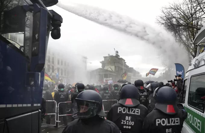 Χιλιάδες αρνητές της πανδημίας του κορονοϊού, μαζί με νεοναζί, διαδήλωναν σχεδόν όλη μέρα στο Βερολίνο, όπου σημειώθηκαν εκτεταμένα επεισόδια.