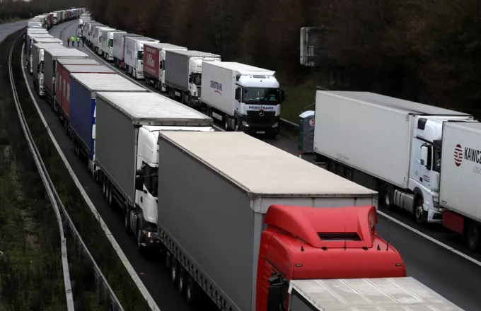 Χριστούγεννα στο «τιμόνι» για τους Έλληνες οδηγούς στα σύνορα Γαλλίας - Βρετανίας