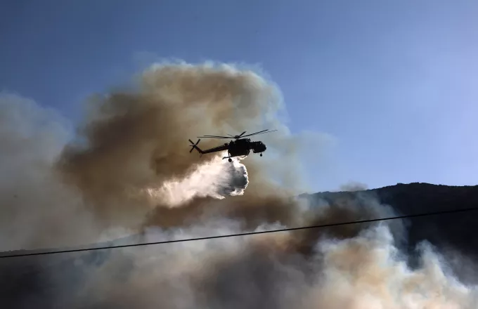 Κόλαση φωτιάς σε Καλύβια και Ανάβυσσο: Σπίτια και αποθήκες παραδόθηκαν στις φλόγες (VID)