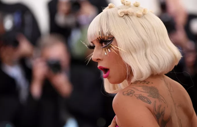 Lady Gaga: Πόσο γκάγκα είναι τα τακούνια σας;- Η απίστευτη νέα εμφάνιση της 