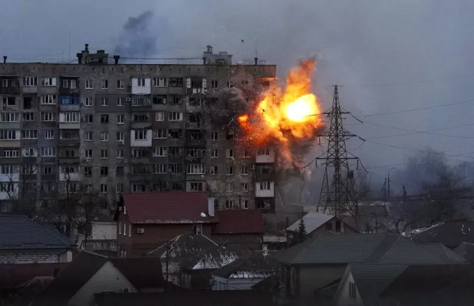 Σφυροκοπά η Ρωσία τη Μαριούπολη: 22 βομβαρδισμοί, πάνω από 100 βόμβες σε 24 ώρες