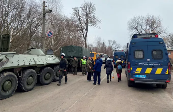 Ουκρανικό ΥΠΕΞ: Αδύνατον να χρησιμοποιηθούν οι ανθρωπιστικοί διάδρομοι - Συνεχίζουν οι ρωσικοί βομβαρδισμοί